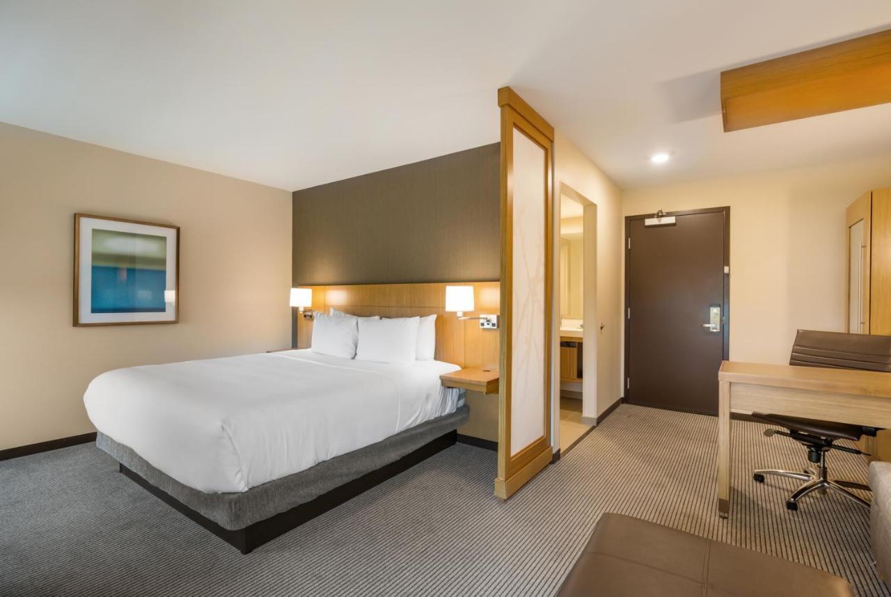 Hyatt Place Hampton Convention Center Екстериор снимка